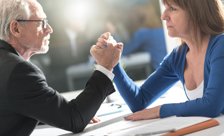 Symbolbild Verhandlungen mit Armdrücken