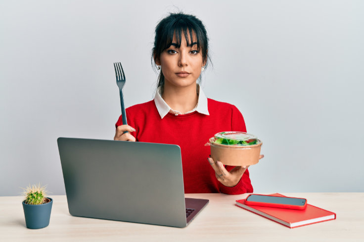 Frau im Büro mit Salatbowle