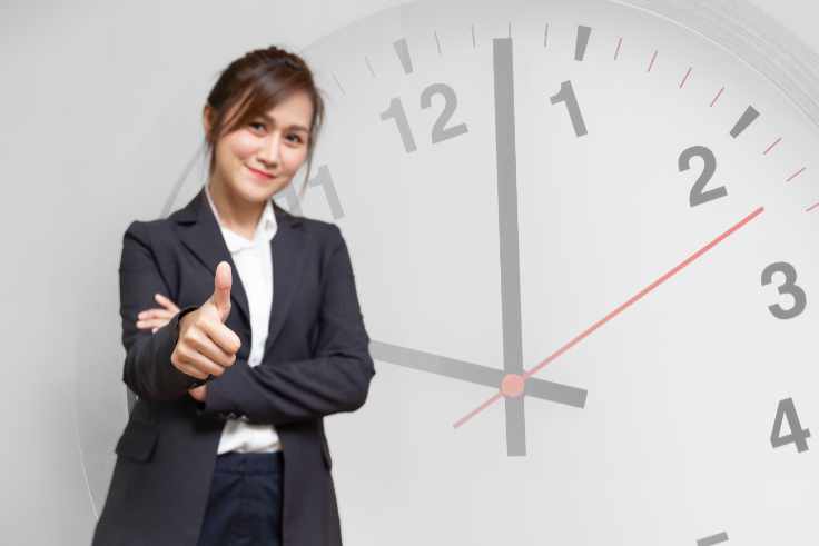 Frau vor Uhr