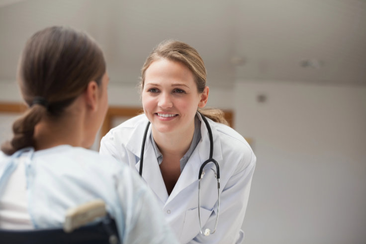 Junge Ärztin mit Patientin