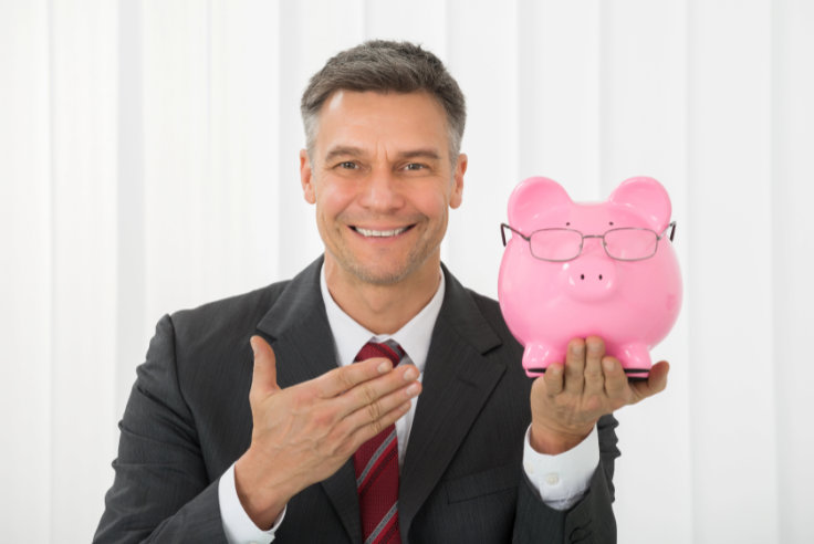 Geschäftsmann mit Sparschwein
