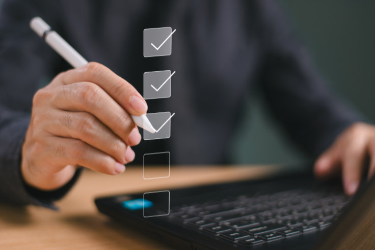 Checkliste und Notebook