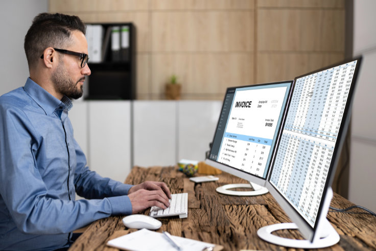 Mann an einem PC-Arbeitsplatz