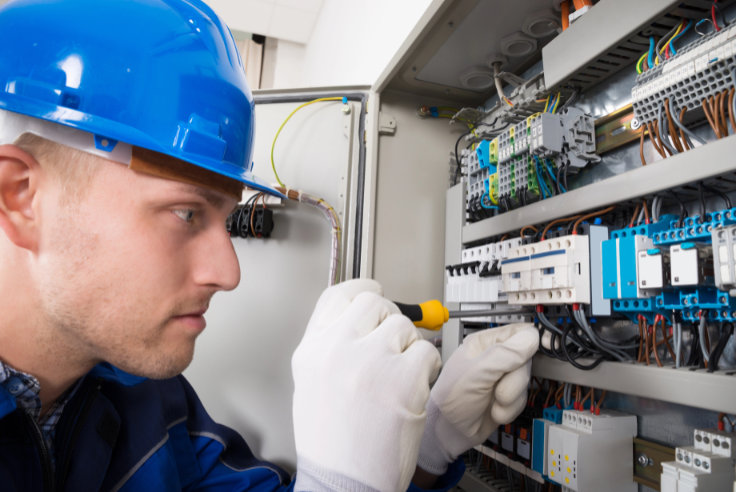 Digitale Berufe Elektroinstallateur an Schaltschrank