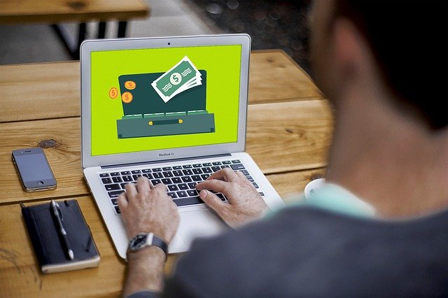 Laptop mit Bild zum Thema Nebenverdienst