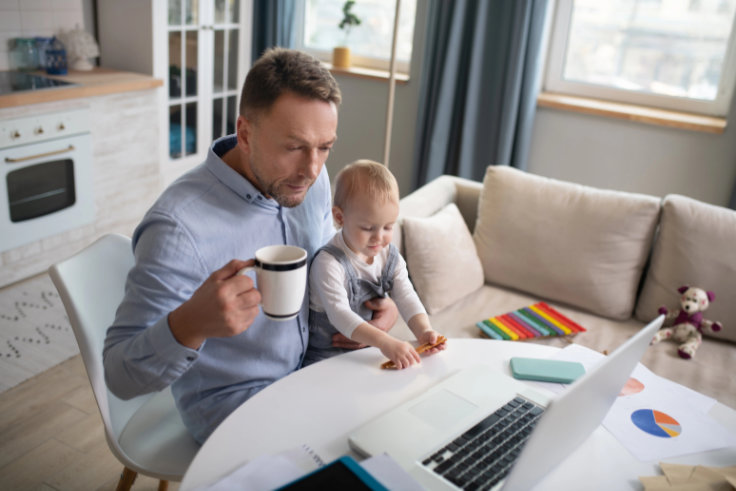 Vater mit Kind im Homeoffice