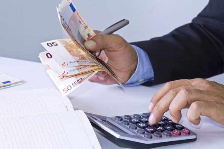 Taschenrechner und Geldscheine