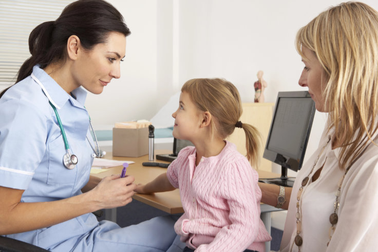 Medizinische Fachangestellte bei Behandlung Medizinische Fachangestellte bei Behandlung