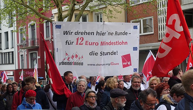 Hamburg, 1. Mai 2019: Arbeiter fordern 12 Euro Mindestlohn