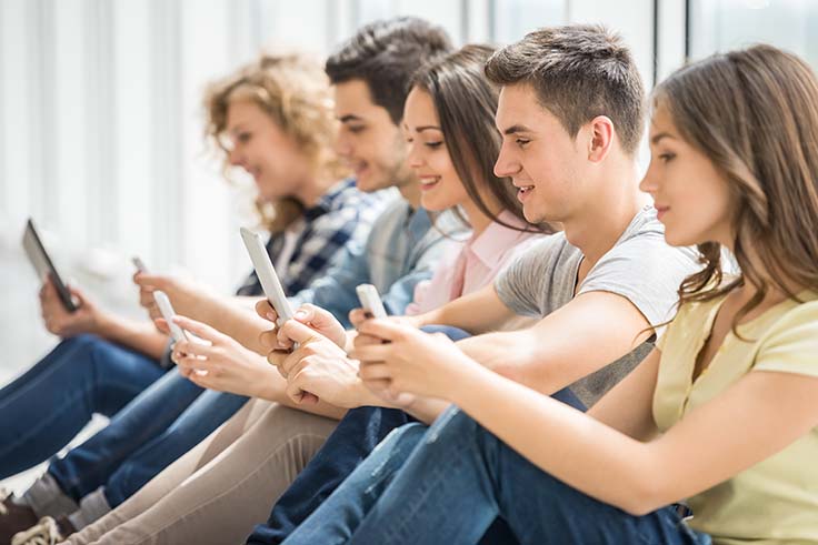 Junge Leute mit Smartphones