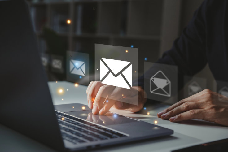 Laptop mit Email-Symbol