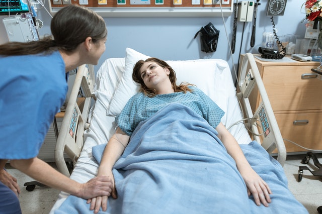 Krankenschwester am Krankenbett