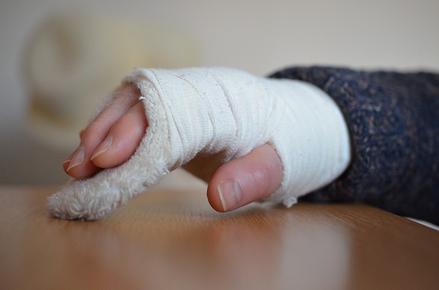 Verletzte Hand mit Bandage