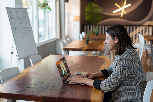 Frau am Laptop mit Video Call