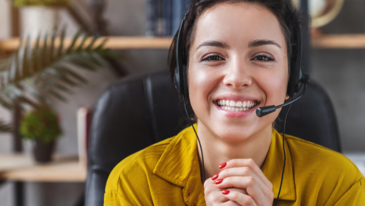 Frau mit Headset