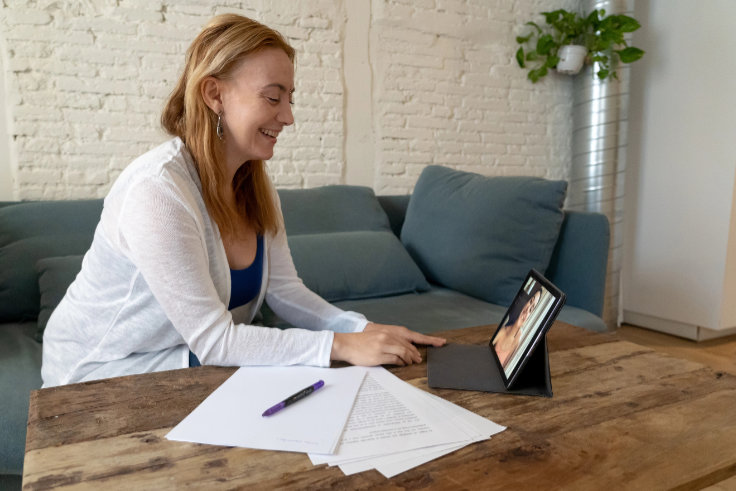 Frau am Laptop mit Video Call