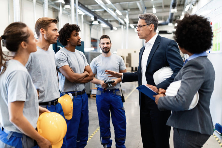 Arbeitseinweisung von Mitarbeitern im Kundenbetrieb